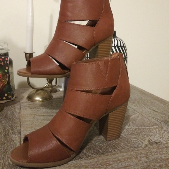 Camel tan slotted peep toe heel - Picture 2 of 3
